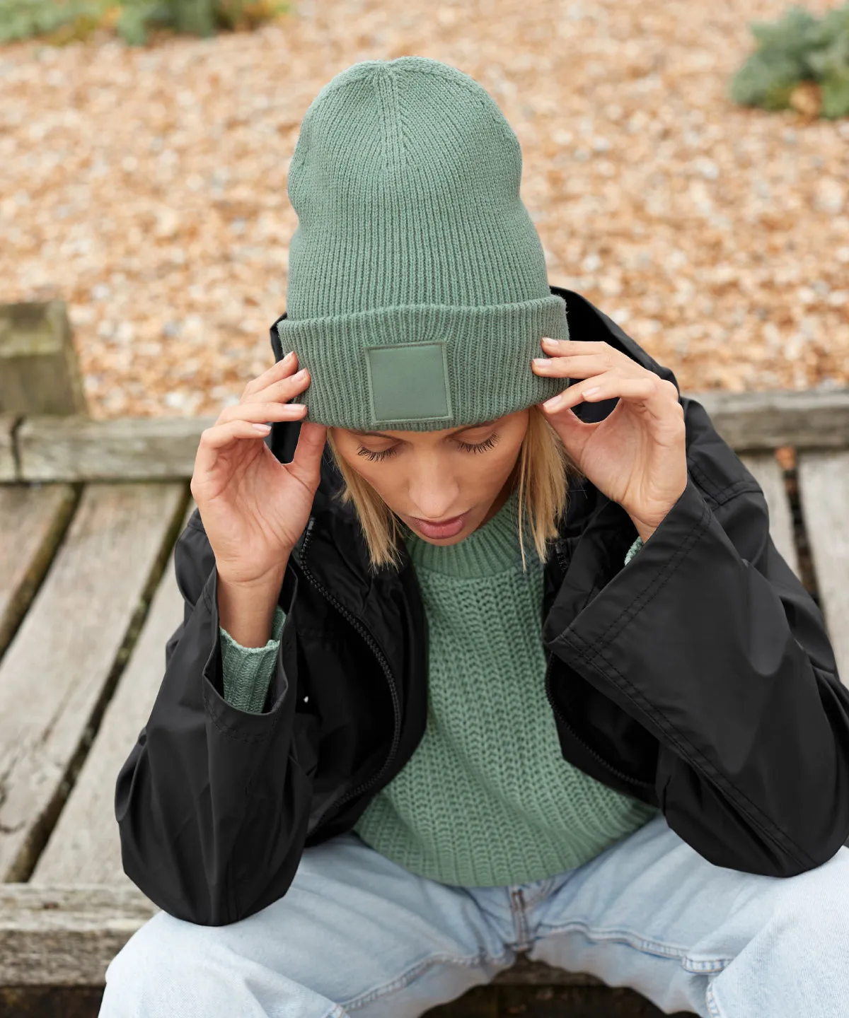 Deep-cuffed tonal patch beanie | Peach